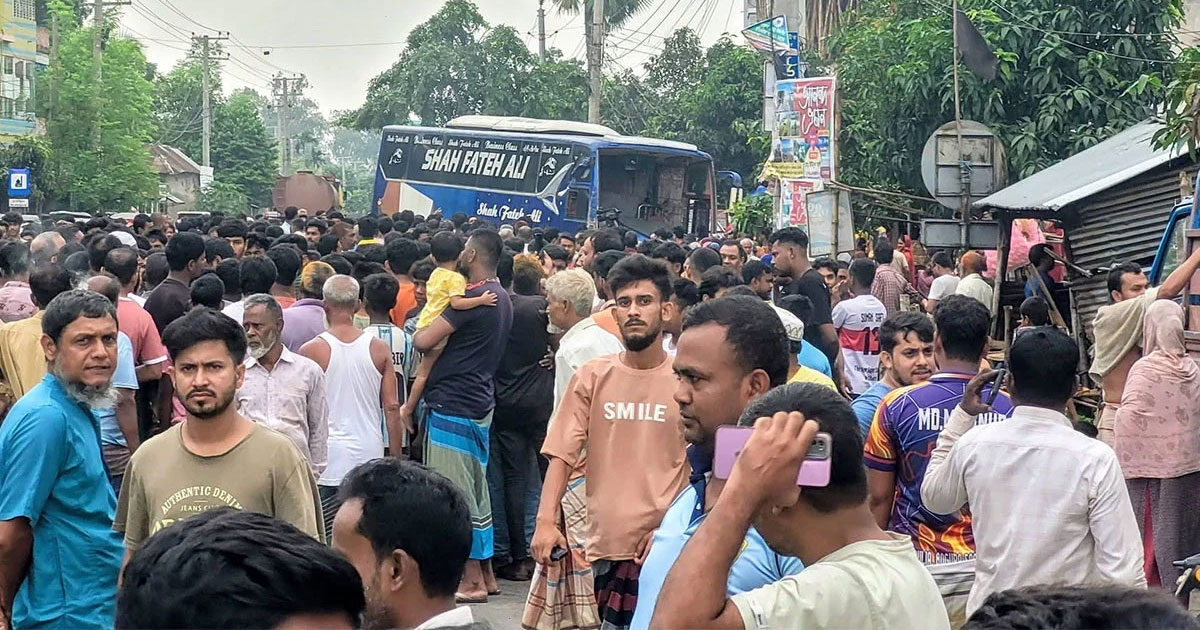 বগুড়ায় বাসচাপায় ঝরল ৭ শ্রমিকের প্রাণ